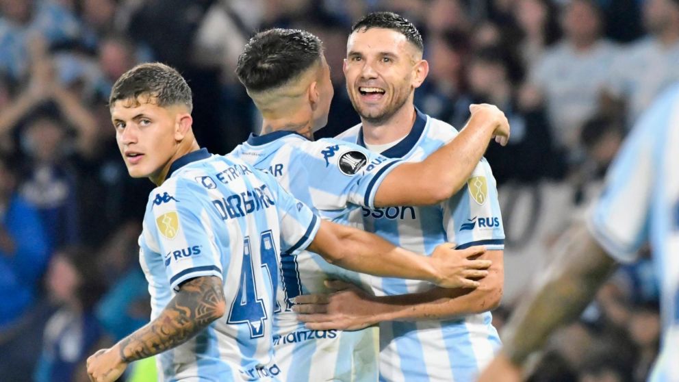 Racing destrozó a Colo Colo y clasificó a los octavos de final de la Copa Libertadores