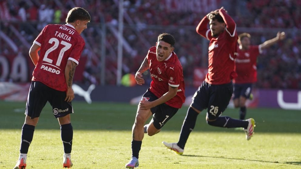 Para el Puskas: el golazo de chilena de Santiago Montiel ante Independiente Rivadavia