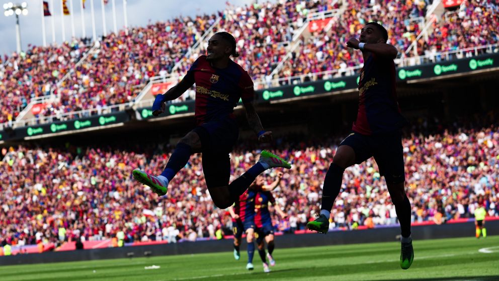 Barcelona le ganó al Real Madrid un clásico a puro gol con polémicas al por mayor y quedó a un paso de ser campeón