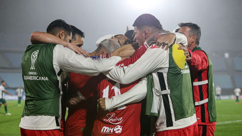 Huracán metió un triunfo tremendo ante Racing de Montevideo y está a un paso de la clasificación