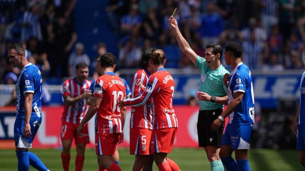 Julián Álvarez se salvó de la roja por el VAR, Atlético de Madrid apenas empató con Deportivo Alavés y le dijo chau a LaLiga de España