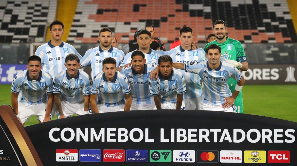 El titular de Racing que, curiosamente, sufrió una molestia física y no jugó ante Newell's, mientras presiona a Milito con un llamado de River