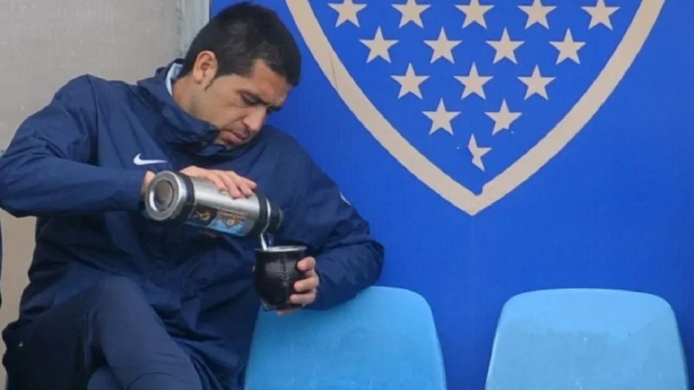 Boca toma mate y espera: Gustavo Quinteros se cansó de aguardar el llamado de Riquelme y tomó una drástica decisión