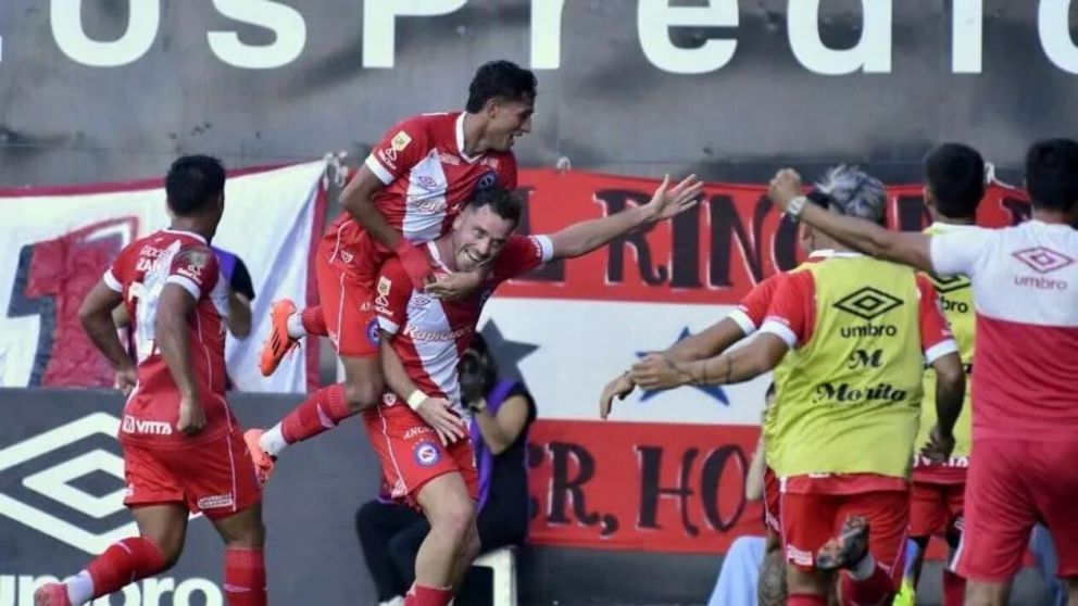 Quieren quedar líderes: tremenda goleada de Argentinos Jrs a Estudiantes en el Torneo Apertura