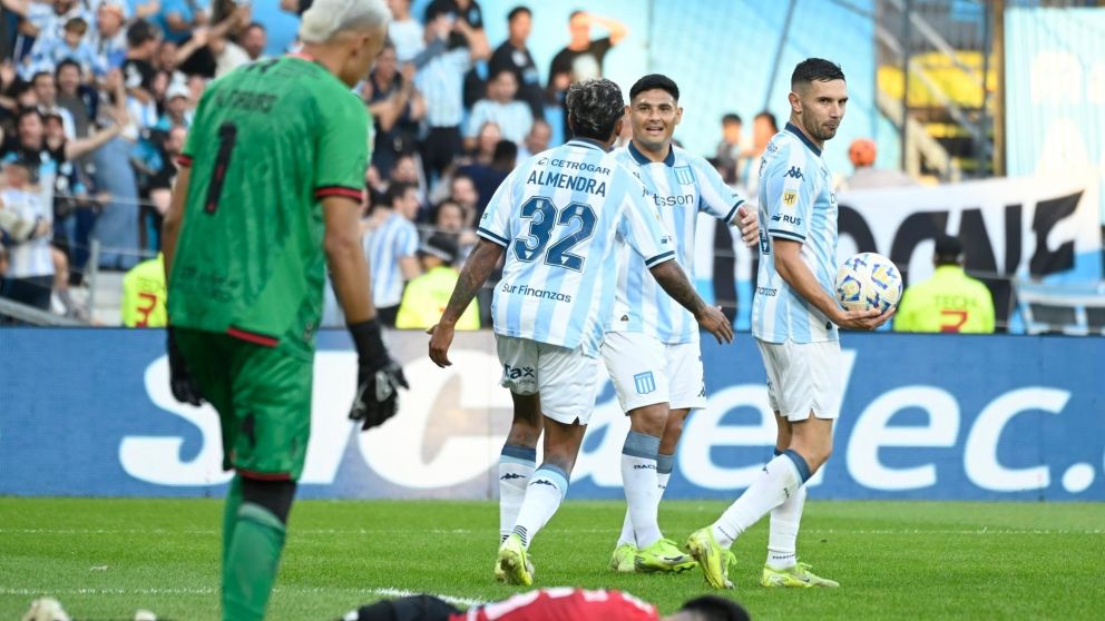 Racing aguantó un tiempo con 10 y tuvo premio: le ganó a Newell's y lo dejó afuera del Torneo Apertura