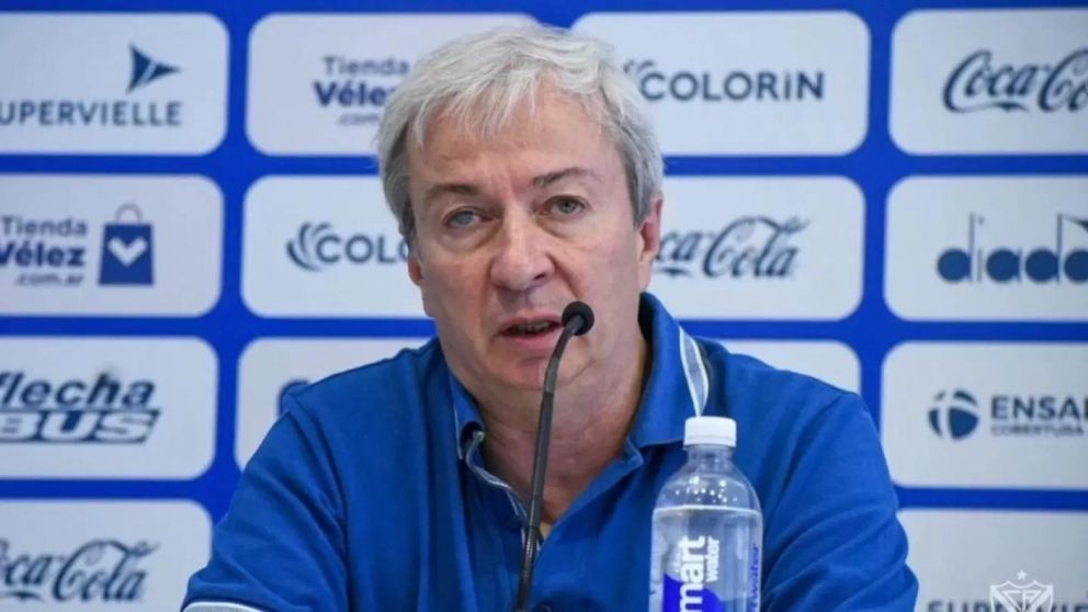 El presidente de Vélez reveló la verdad sobre la salida de Gustavo Quinteros y contó a qué jugador llamó para que vuelva