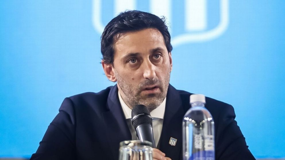 El volante que negocia Diego Milito para llegar a Racing para reemplazar a Nardoni a espaldas de Gustavo Costas