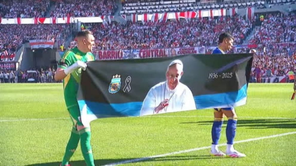 El conmovedor minuto de silencio por la muerte del Papa Francisco en la previa del Supercl�sico entre River y Boca