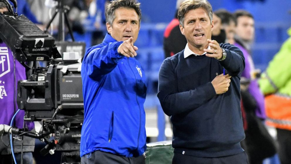 Vélez, con Guillermo Barros Schelotto como DT, no da pie con bola: perdió como local con Sarmiento y está en descenso directo
