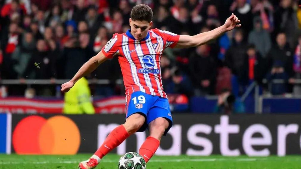 Atlético Madrid se sacó de encima al debil Valladolid con dos tantos de Julián Álvarez y un golazo de Giuliano Simeone: tercero, a siete puntos del líder Barcelona