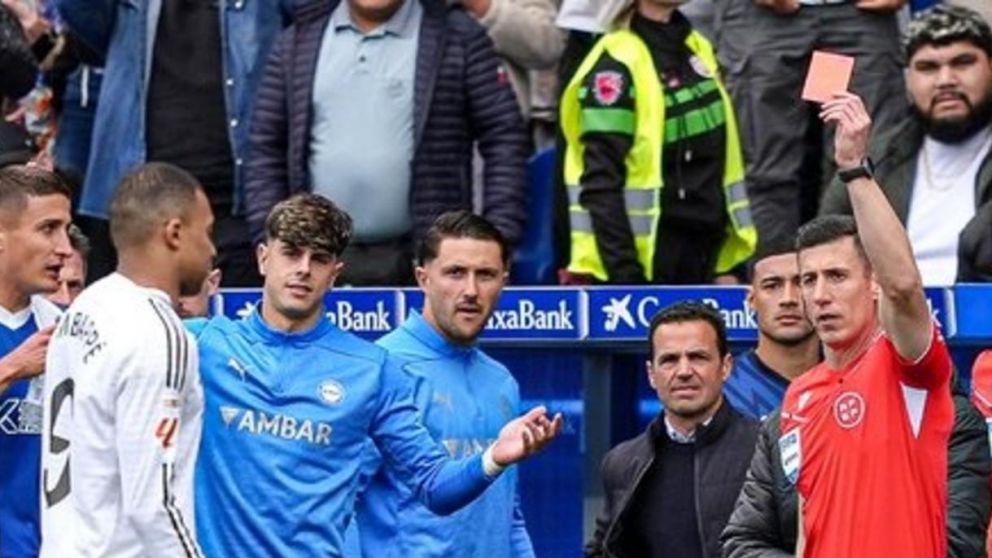 La sanción que recibió Kylian Mbappé tras su planchazo durísimo a un jugador de Deportivo Alavés en el partido ante el Real Madrid