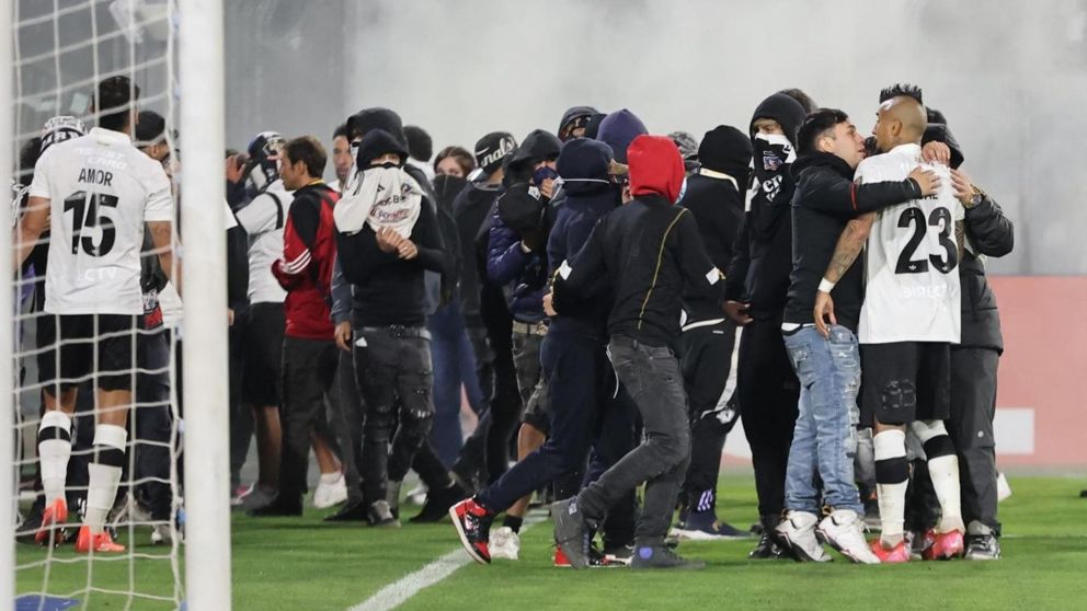 La Barra de Colo Colo apuntó contra los Carabineros por la tragedia en la Copa Libertadores y avisó: "Venganza..."