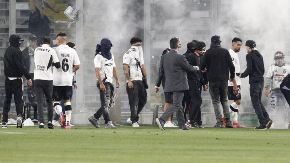 Tragedia en el duelo ente Colo Colo y Fortaleza por la Copa Libertadores: dos muertos, invasión de campo y suspensión