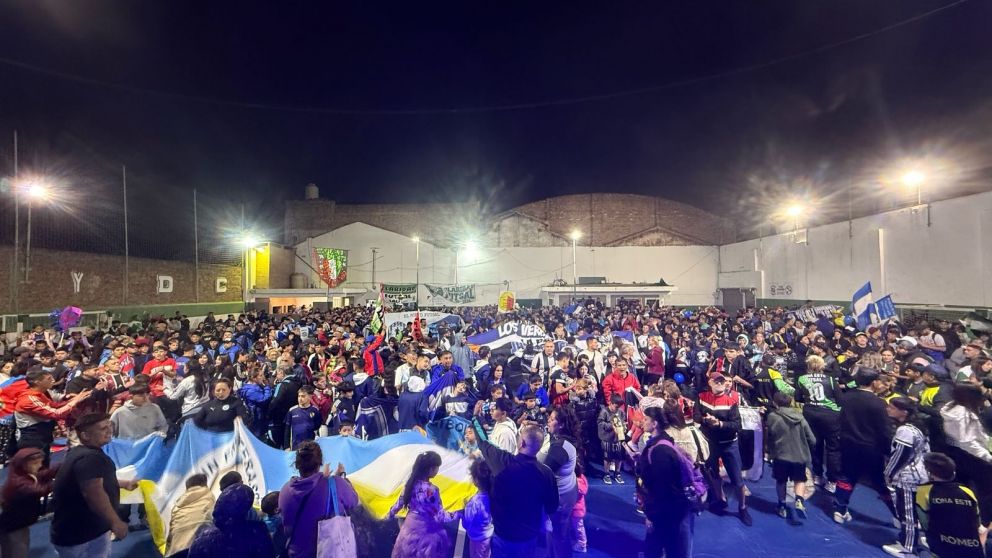 Calor, color y emoción en la fiesta inaugural de una nueva temporada de Fútbol Sala en el club Claridad de Lanús.