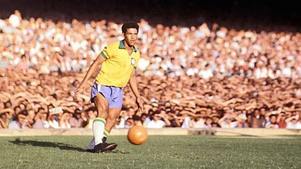 Empezó a fumar a los 10 años, se convirtió en una estrella mundial, tuvo 14 hijos y murió en la pobreza: la increíble historia de Garrincha