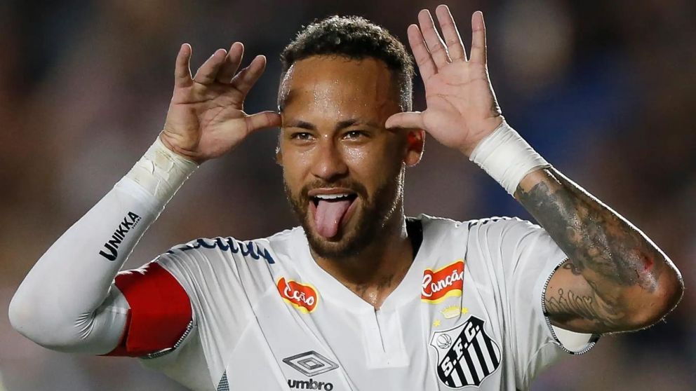 Neymar dio un paso más y ahora es el superhéroe del Santos: apareció en el vestuario vestido como Batman