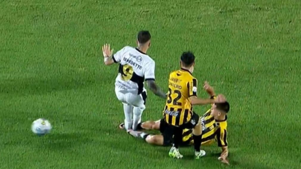 Pipa Benedetto perdi� la cabeza, err� un gol ins�lito, tir� una plancha criminal y fue expulsado en Olimpia ante Guaran�