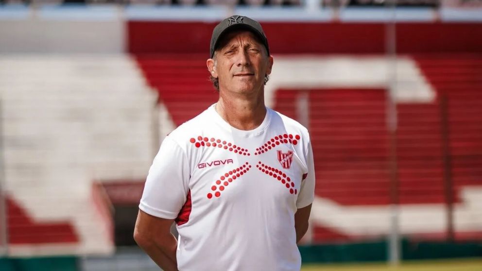 Pedro Troglio se plantó y no lo dudó a la hora de elegir entre Lionel Messi y Diego Maradona para su equipo ideal