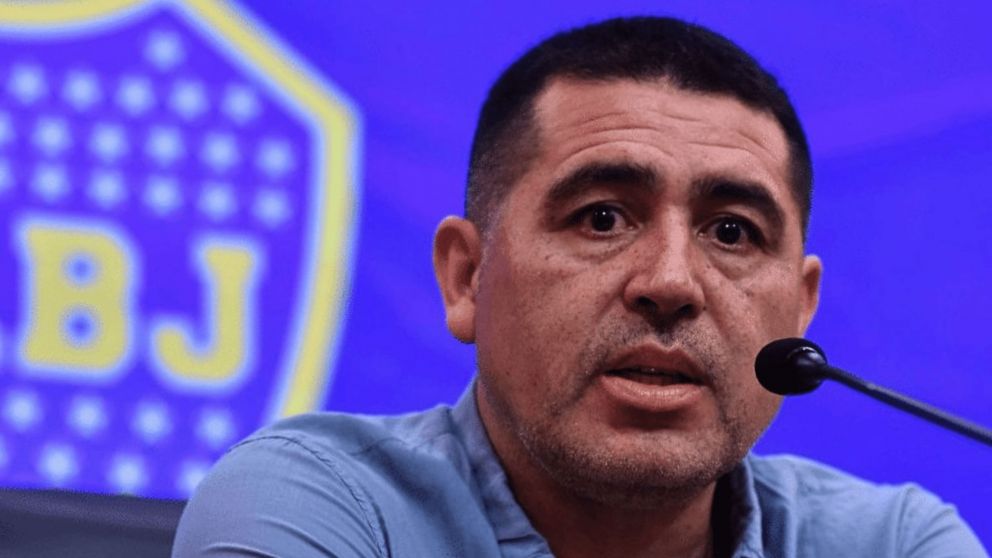 La hinchada de Boca no lo quiere, Gago dejó de considerarlo y a Riquelme no le queda otra que venderlo