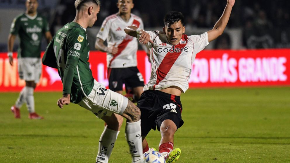 Sarmiento y River regalaron un partidazo en Junín: empate con polémicas y errores al por mayor