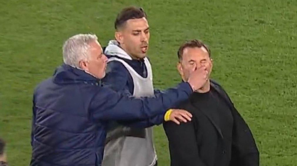 Mourinho perdi� la cabeza y le agarr� la nariz al DT de Galatasaray tras la eliminaci�n de Fenerbah�e de la Copa de Turqu�a