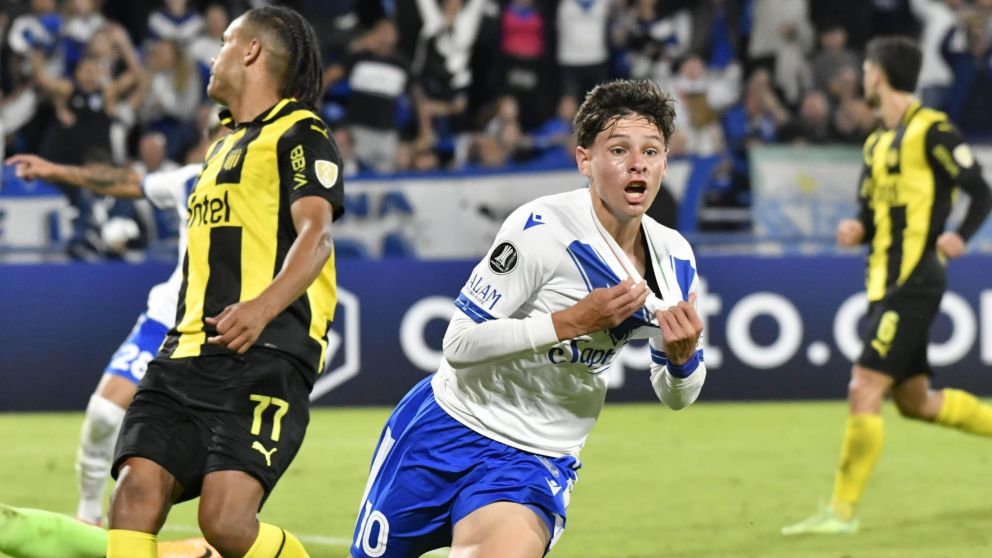 Vélez lo dio vuelta sobre la hora y logró un triunfazo ante Peñarol en su debut en la Copa Libertadores