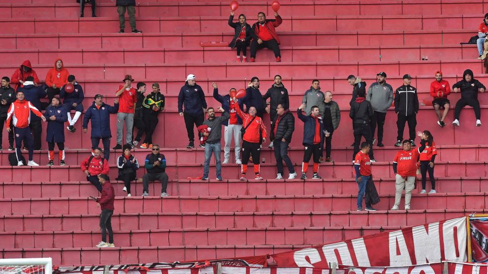 Tensión en Bolivia: la interna de la barra en Independiente desató una tremenda batalla con heridos y detenidos