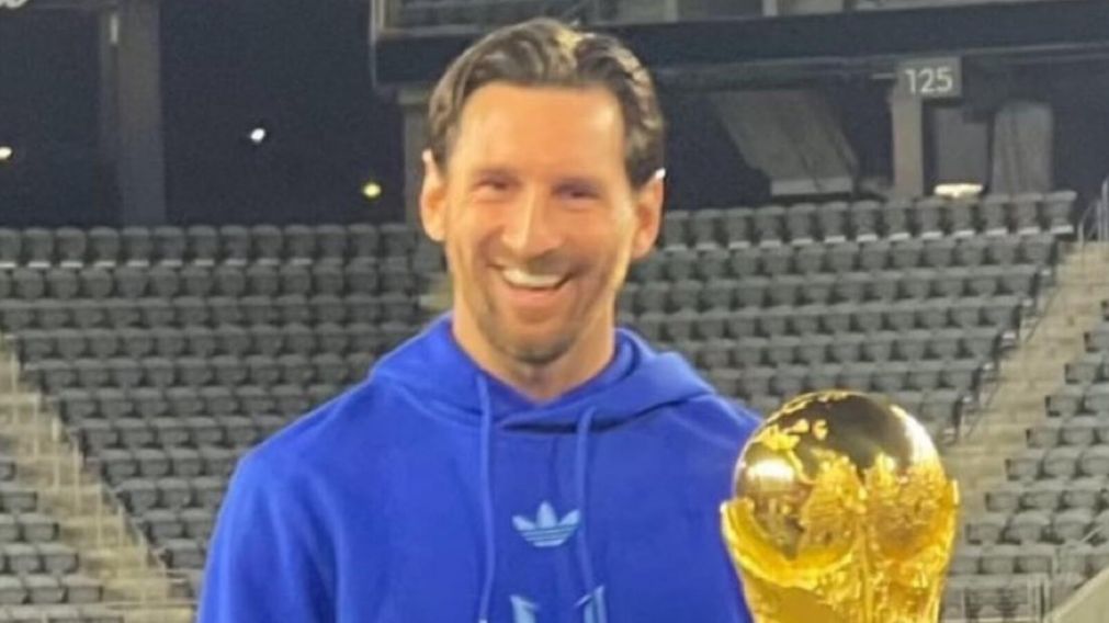 La emoci�n de Lionel Messi por volver a tener en sus manos la Copa del Mundo original del Mundial Qatar 2022