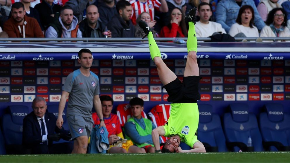 Giuliano Simeone se llevó puesto un juez de línea en el partido de Atletico de Madrid y dejó una imágen desopilante