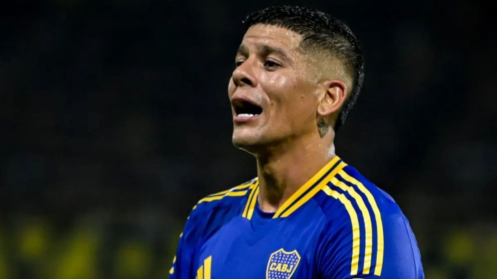 Marcos Rojo se reunió con El Polaco, posó con la camiseta de un club del fútbol argentino que no es Boca y los hinchas enfurecieron