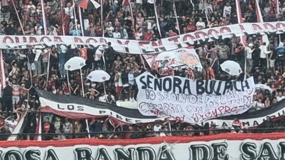 Gravísimos incidentes entre un sector de la barra de Chacarita y allegados de Morón tras el clásico de la Primera Nacional: hubo heridos y detenidos