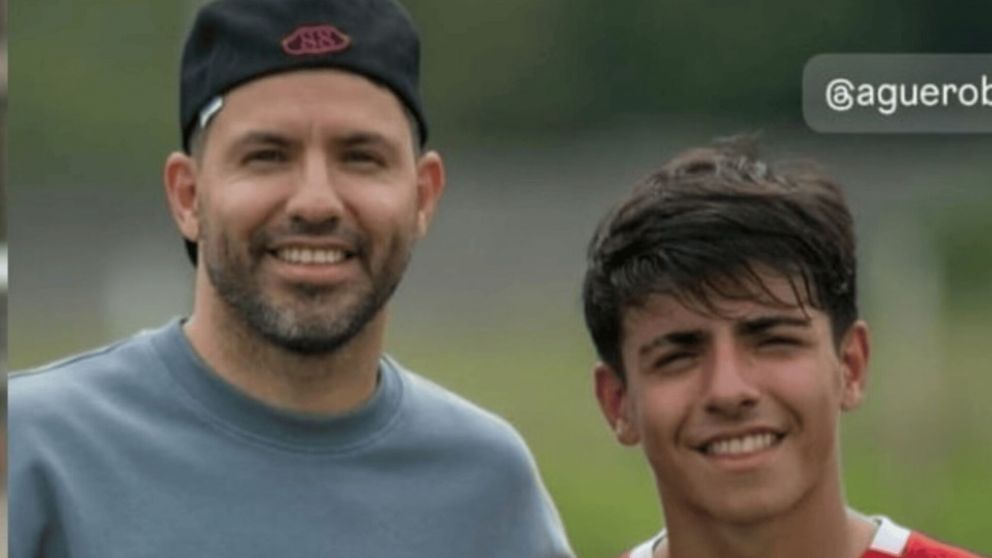 Visita de lujo en Independiente: el Kun Agüero alentó a su hijo Benjamín en un partido de Inferiores