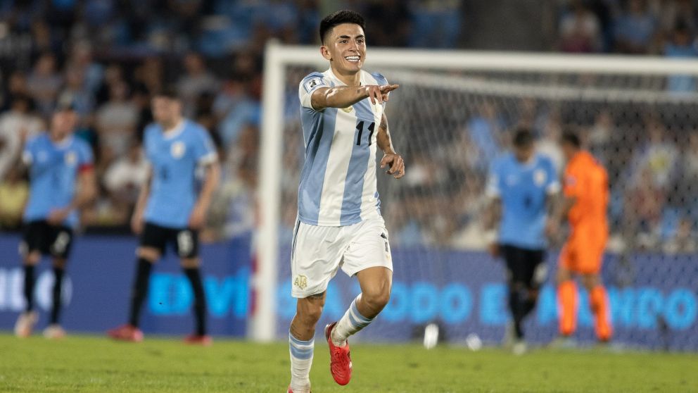 Thiago Almada, el mediocampista de la Selección Argentina que le sacó una sonrisa a Scaloni con su golazo a Uruguay