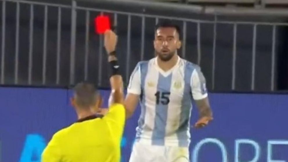 Sufre Argentina: Nico González se fue de mambo, le pegó una patada en la cara a Nández y se queda afuera ante Brasil