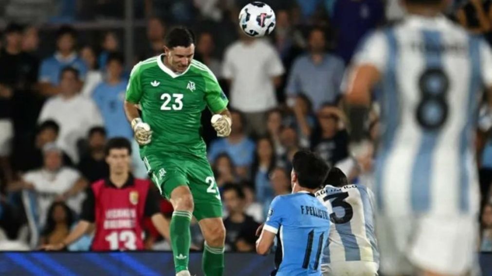 Así fue el tremendo choque entre Dibu Martínez y Tagliafico que hizo temblar a toda la Argentina