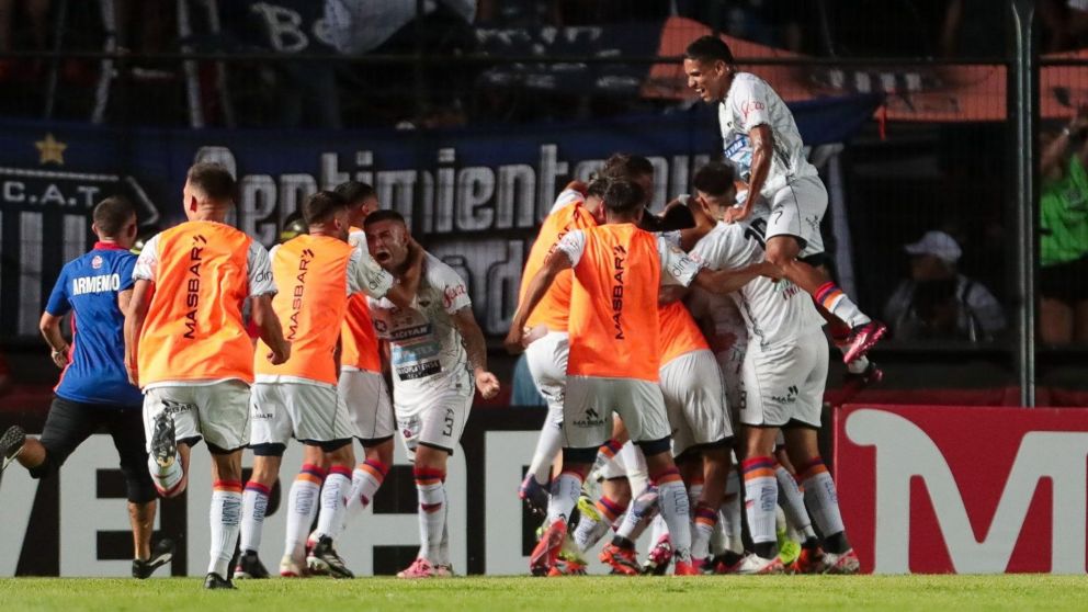 Deportivo Armenio eliminó a Talleres de Córdoba e hizo historia en la Copa Argentina