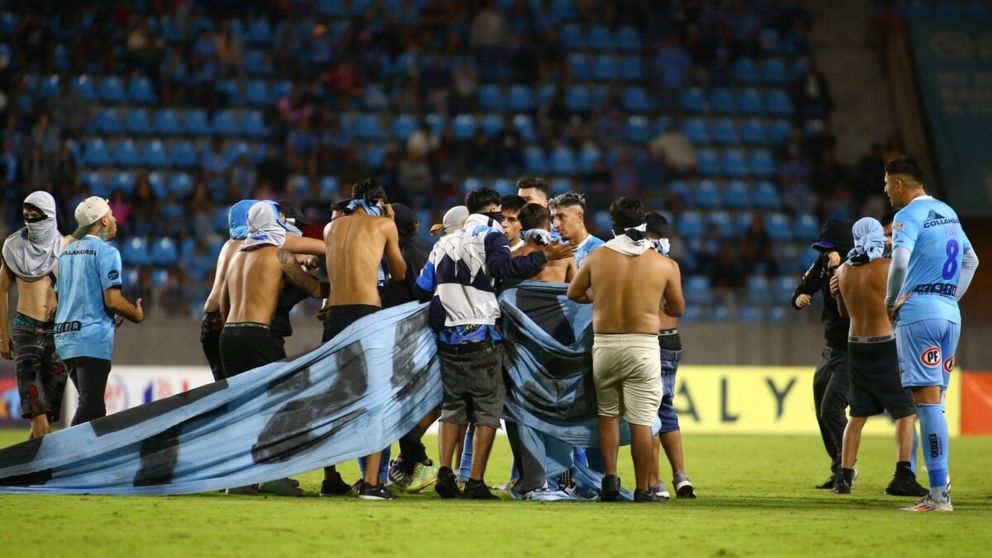 Escándalo en Chile: barras de Deportes Iquique invadieron la cancha y suspendieron el partido cuando su equipo perdía por goleada