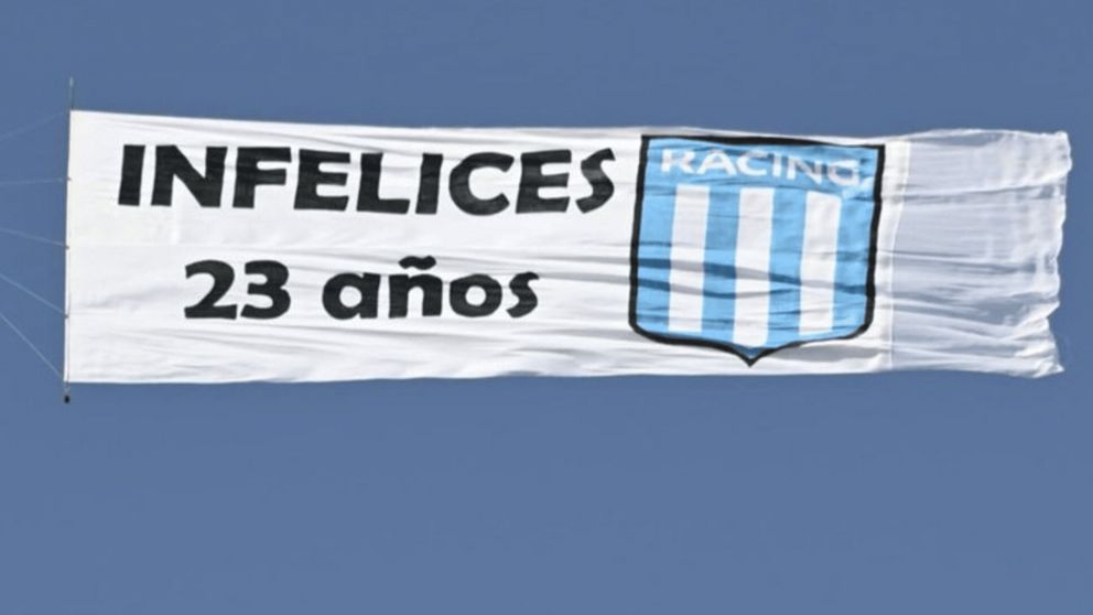 La picante bandera de Racing, con chicana incluida, que sobrevoló el estadio de Independiente en pleno clásico: "Infelices 23 años"