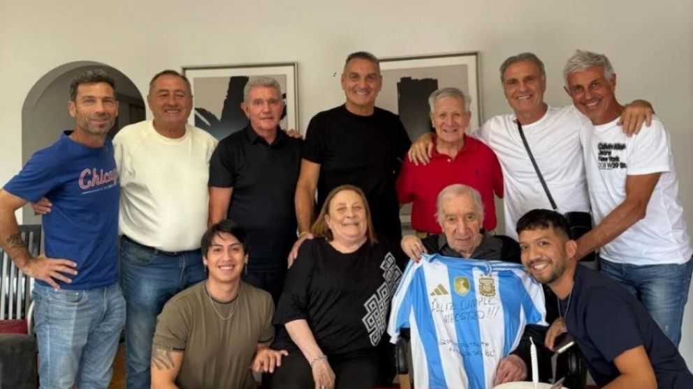 Carlos Bilardo cumple 87 a�os: el especial festejo junto a los campeones del mundo de 1986 y el emotivo saludo del club de sus amores