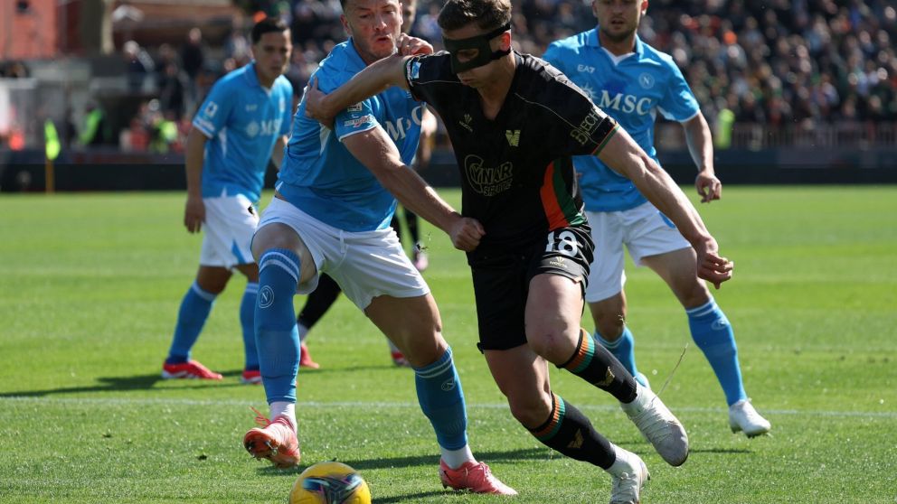 Un pobre Napoli no pudo con Venezia pero alcanzó al Inter en la punta de la Serie A