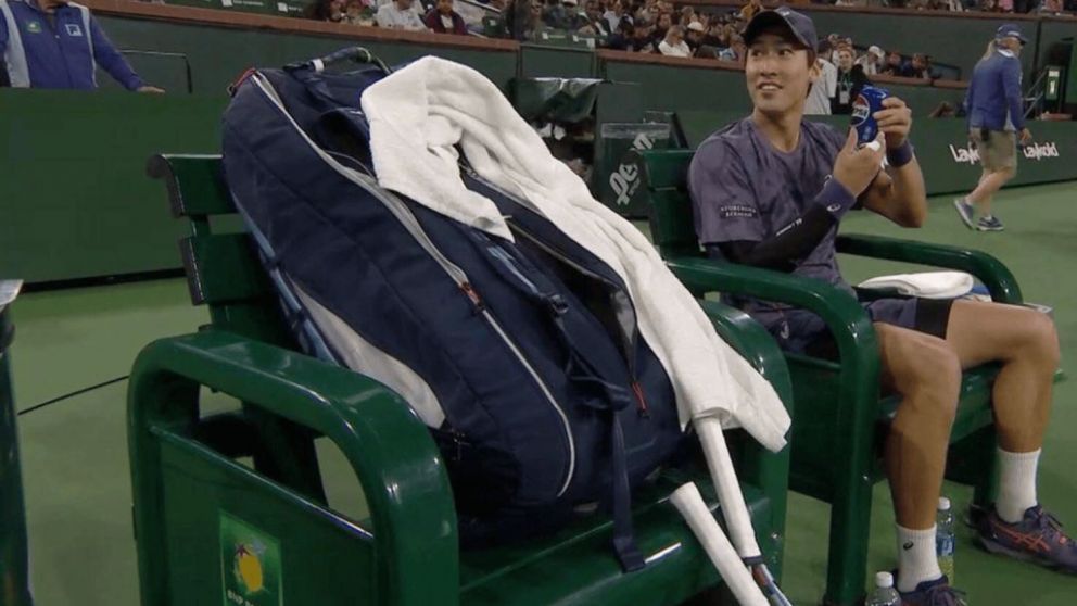 Es japonés, no existió en los torneos ATP, tiene un ránking altísimo, toma gaseosa en los descansos y es una de las sorpresas del Masters 1000 de Indian Wells