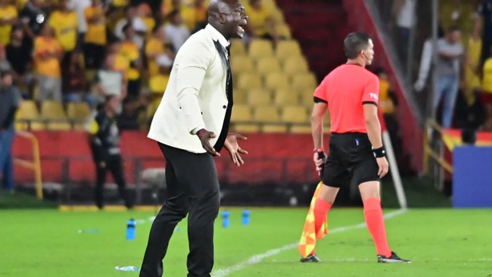 El DT de Barcelona de Guayaquil sorprendi� a todos con su particular look en el duelo ante Corinthians por la Copa Libertadores