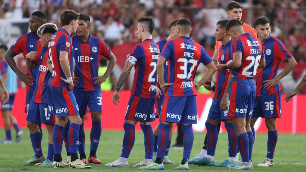 Hinchas de San Lorenzo desean su llegada, Miguel Russo lo quiere como titular pero las negociaciones siguen trabadas