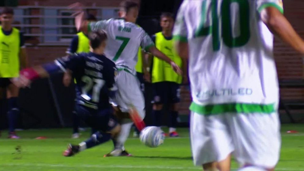 La increíble explicación de Baliño para no expulsar a Tarzia tras la salvaje patada que lesionó a Rivera