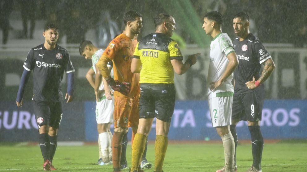 Banfield e Independiente empataban 0 a 0 cuando el árbitro Silvio Trucco suspendió el partido por la tremenda tormenta
