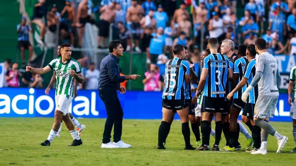Gustavo Quinteros le pegó a un jugador y generó una batalla campal en el partido entre Gremio y Juventude