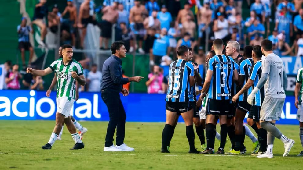 Gustavo Quinteros le pegó a un jugador y generó una batalla campal en el partido entre Gremio y Juventude