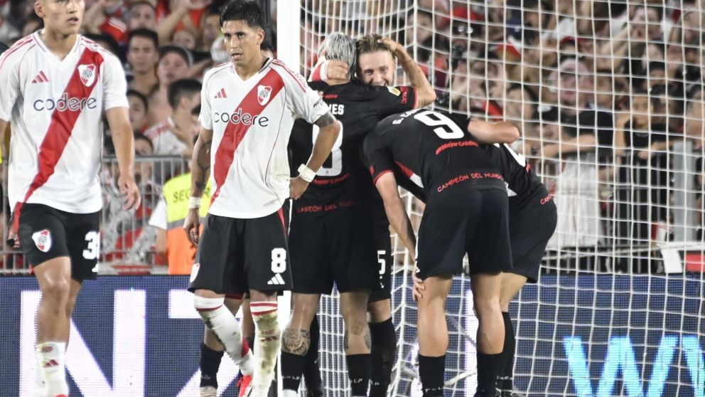 River cayó ante un Estudiantes de La Plata que quedó como puntero de su zona en el Torneo Apertura