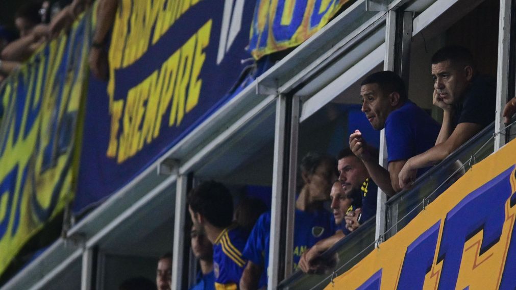 La reacción de Riquelme ante el fracaso de Boca y el "que se vayan todos" de una Bombonera en llamas