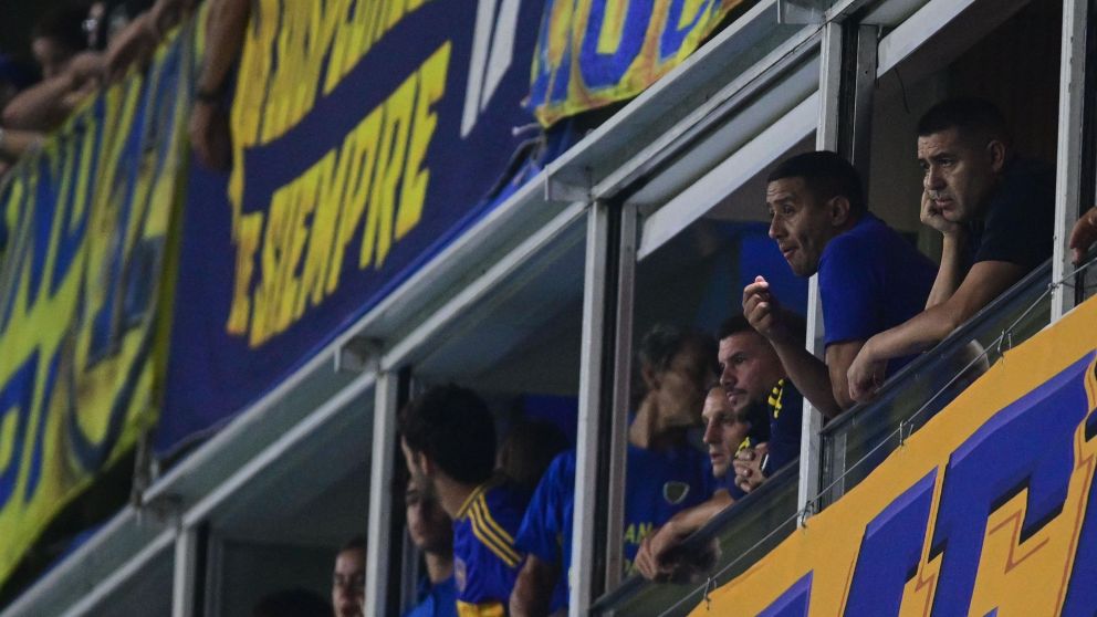 La reacción de Riquelme ante el fracaso de Boca y el "que se vayan todos" de una Bombonera en llamas